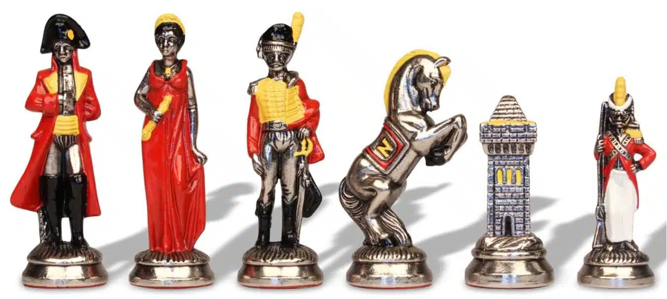 Ensemble Napoleon Waterloo Echiquier en Bois d'Erable et Pièces d'Echecs en Métal Peint à la Main – Image 7