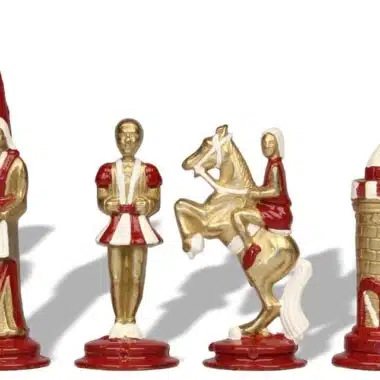 Pièces Camelot dorées et rouges : fou, pion, cavalier et tour alignés