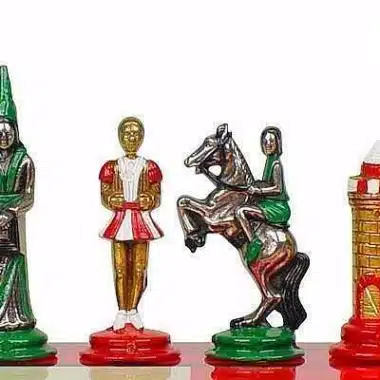 Détail des pièces Camelot : fou, pion, cavalier et tour sur fond blanc