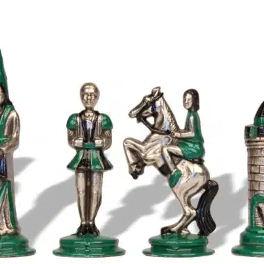 Pièces Camelot argentées et vertes : fou, pion, cavalier et tour détaillés