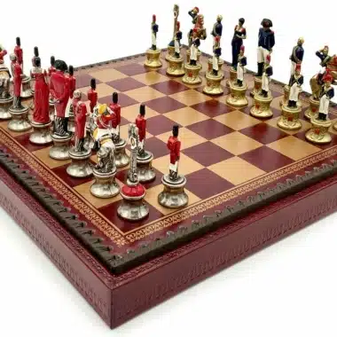 Ensemble Napoléon III Echiquier en Similicuir Rouge et Jeu d'Echecs en Métal Peint à la Main