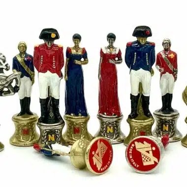 Pièces d'échecs Napoléon III détaillées représentant soldats et personnages historiques peints