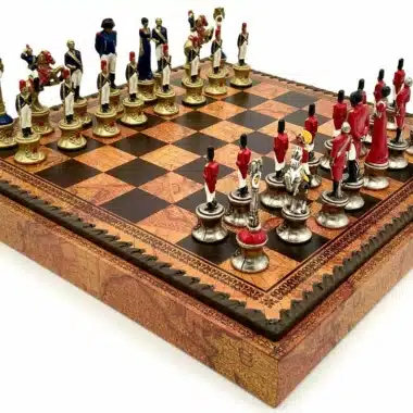 Ensemble Napoléon III Echiquier en Similicuir Ancien Monde et Jeu d'Echecs en Métal Peint à la Main
