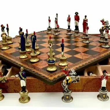 Alternative view of Ensemble Napoléon III Echiquier en Similicuir Ancien Monde et Jeu d'Echecs en Métal Peint à la Main