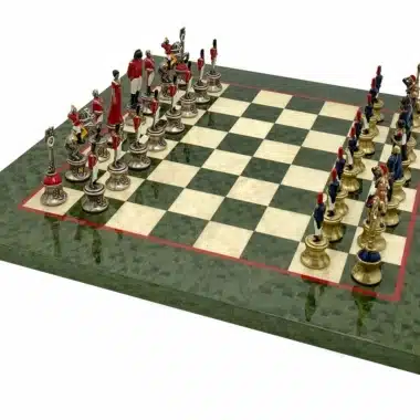 Ensemble Napoléon III Haut de Gamme Echiquier en Bois d'Erable Vert Marbré Brillant et Jeu d'Echecs en Métal Peint à la Main