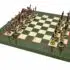 Ensemble Napoléon III Haut de Gamme Echiquier en Bois d'Erable Vert Marbré Brillant et Jeu d'Echecs en Métal Peint à la Main
