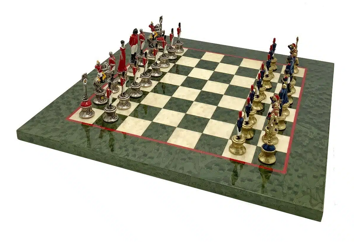 Ensemble Napoléon III Haut de Gamme Echiquier en Bois d'Erable Vert Marbré Brillant et Jeu d'Echecs en Métal Peint à la Main