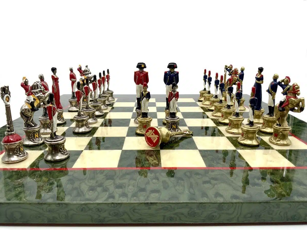 Ensemble Napoléon III Haut de Gamme Echiquier en Bois d'Erable Vert Marbré Brillant et Jeu d'Echecs en Métal Peint à la Main – Image 2