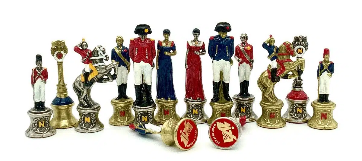Ensemble Napoléon III Haut de Gamme Echiquier en Bois d'Erable Vert Marbré Brillant et Jeu d'Echecs en Métal Peint à la Main – Image 3