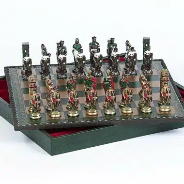 Alternative view of Ensemble Romains vs Barbares : Echiquier en Similicuir & Jeu d'Echecs en Métal Peint à la main