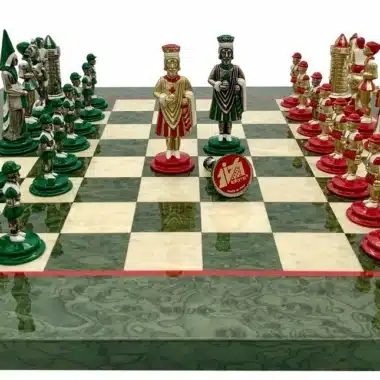 Alternative view of Ensemble Camelot Roi Arthur V Echiquier en Bois d'Erable Olive & Jeu d'Echecs en Métal Massif Peint à la Main