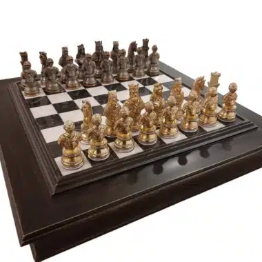 Ensemble Buste Médieval Haut de Gamme III Echiquier en Bois Plateau de Jeu en Albâtre et Jeu d'Echecs en Etain Plaqué Or et Argent