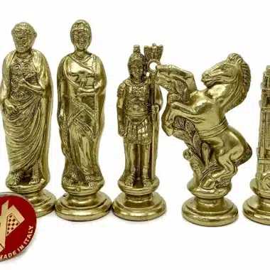 Pièces d'échecs Jules César, rangée de figurines dorées vue de face