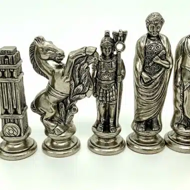 Pièces d'échecs Jules César, rangée de figurines argentées vue de face