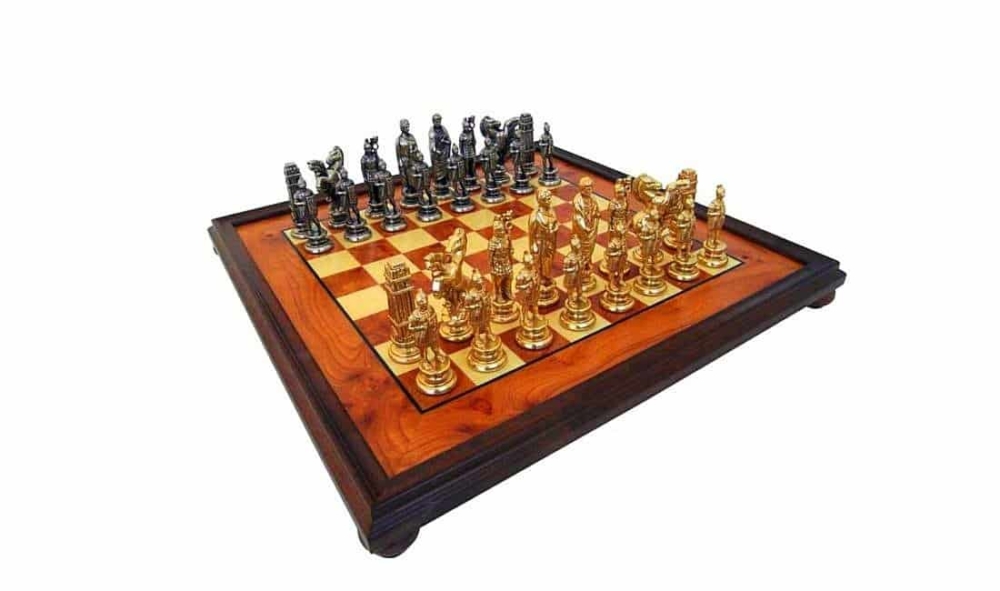 Ensemble "César" Echiquier sur Pied en Bois de Bruyère & Jeu d'Echecs en Métal Massif