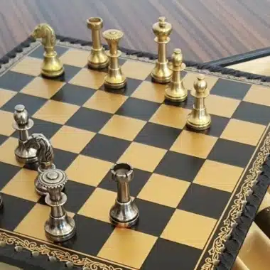 Alternative view of Ensemble Mignon II Echiquier en Similicuir avec Compartiment de Rangement & Jeu d'Echecs en Laiton Massif