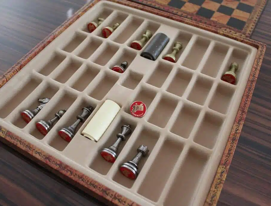 Ensemble Mignon Flower Echiquier en Similicuir & Jeu d'Echecs en Métal – Image 10