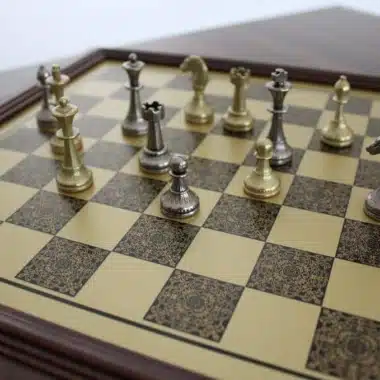 Alternative view of Ensemble Mignon Flower III Echiquier sur Pied en Bois Massif Effet Laiton et Jeu d'Echecs en Métal Massif