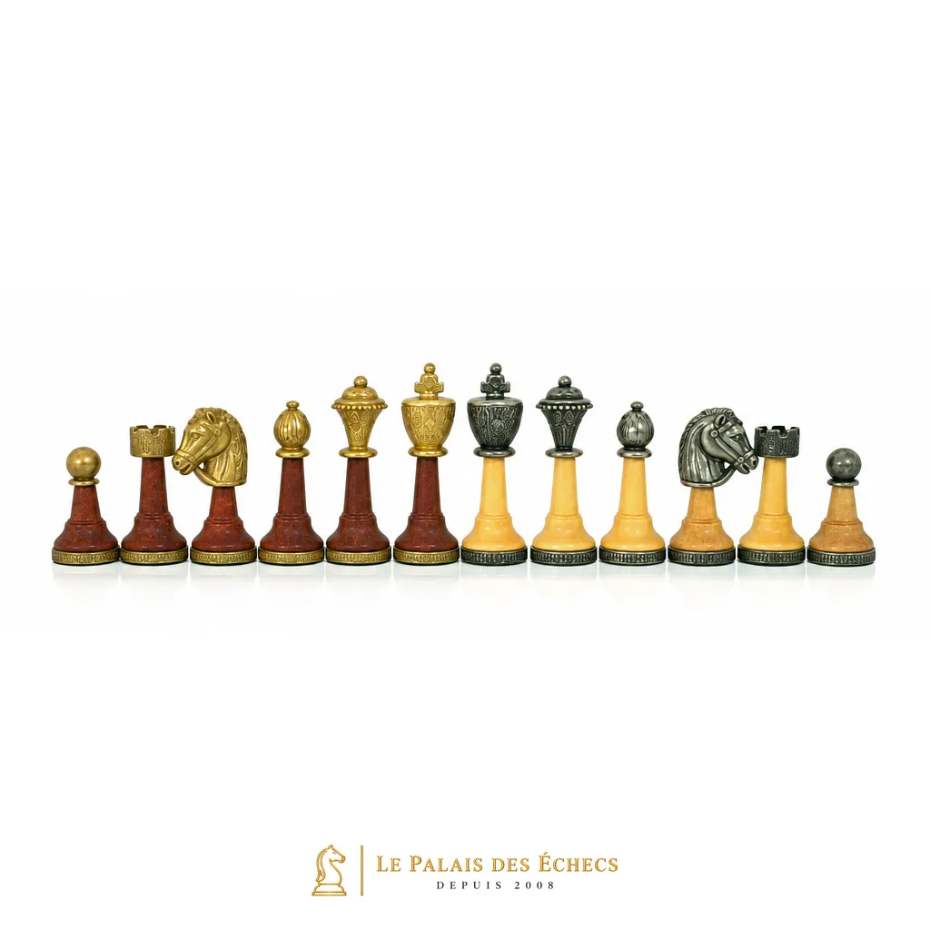 Pièces du jeu Classic III en bois et métal massif alignées côte à côte