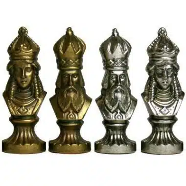 Bustes de rois et dames en métal doré et argenté, détail des pièces d'échecs