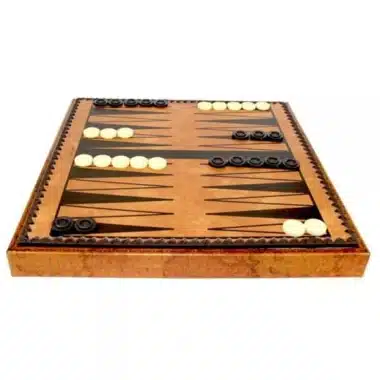 Plateau de backgammon avec pions blancs et noirs disposés en jeu