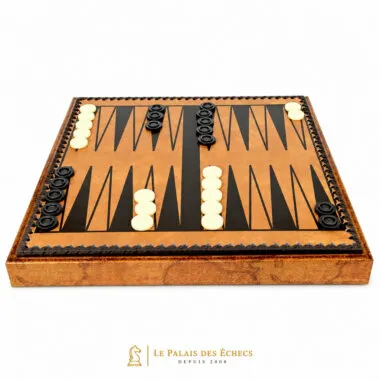 Plateau de backgammon Ancien Monde avec jetons disposés, vue rapprochée