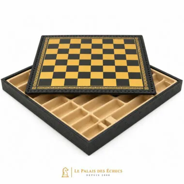 Échiquier ouvert montrant le plateau de jeu et le rangement