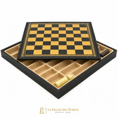 Échiquier en similicuir ouvert sur son coffret de rangement intégré