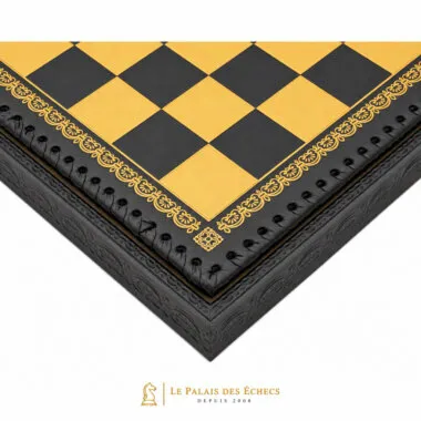 Détail du coin de l'échiquier et de sa bordure gravée