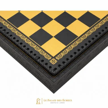 Détail du coin de l'échiquier avec bordure décorative et finition en similicuir