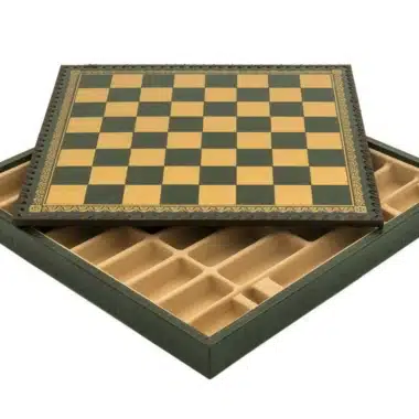Coffret de rangement en similicuir vert, vue en angle du couvercle échiquier et des compartiments