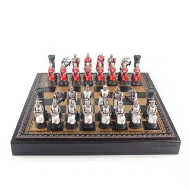 Ensemble Templier II sur échiquier similicuir noir, pièces en résine peintes