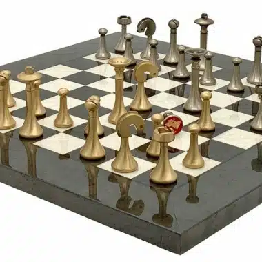 Alternative view of Ensemble Contemporain Gris Echiquier en Bois d'Erable & Jeu d'Echecs en Laiton Massif