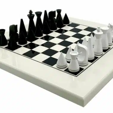 Ensemble Pyramide Moderne Blanc Echiquier en Bois Massif Laqué Blanc & Jeu d'Echecs en Bois Laqué Noir et Blanc