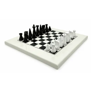 Ensemble Pyramide Moderne complet, pièces coniques noires et blanches sur échiquier laqué