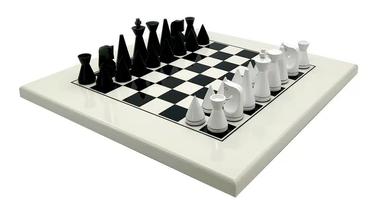 Ensemble Pyramide Moderne Blanc Echiquier en Bois Massif Laqué Blanc & Jeu d'Echecs en Bois Laqué Noir et Blanc