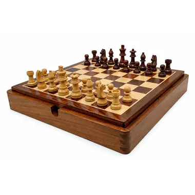 Coffret en bois ouvert avec pièces d'échecs disposées, vue de côté