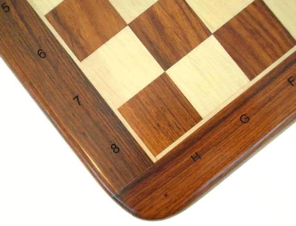 Ensemble Classic Echiquier Alphanumérique en Bois de Rose Doré & Jeu d'Echecs en Bois de Rose Doré – Image 2