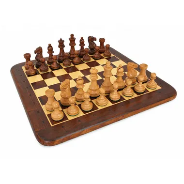 Ensemble complet avec échiquier en bois de rose doré et pièces assorties