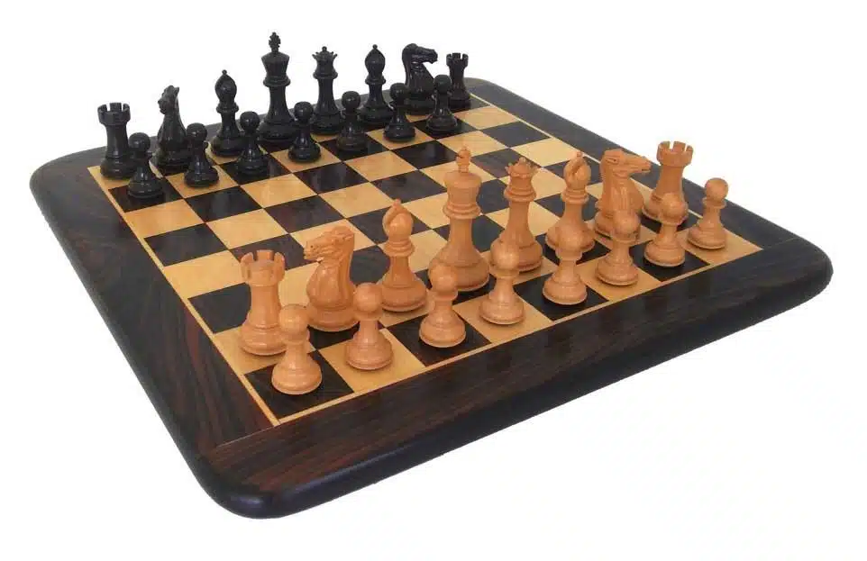 Ensemble Staunton Pro Echiquier en Bois de Rose Doré et d'Erable & Jeu d'Echecs en Racine de Palissandre (Bois de Rose Sang)