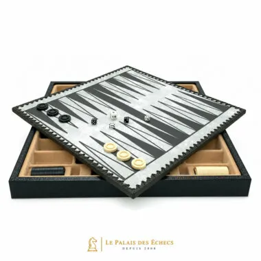 Coffret retourné en plateau de backgammon avec pions et dés