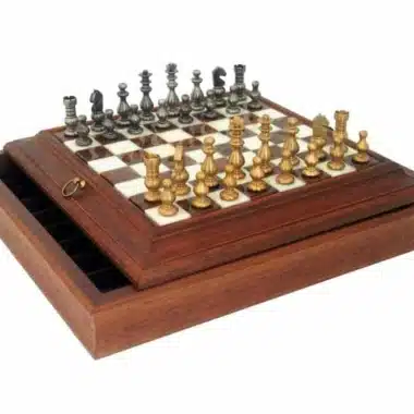Ensemble Style Français Echiquier en Bois Massif et Plateau en Albâtre avec Compartiment de Rangement & Jeu d'Echecs en Laiton Massif