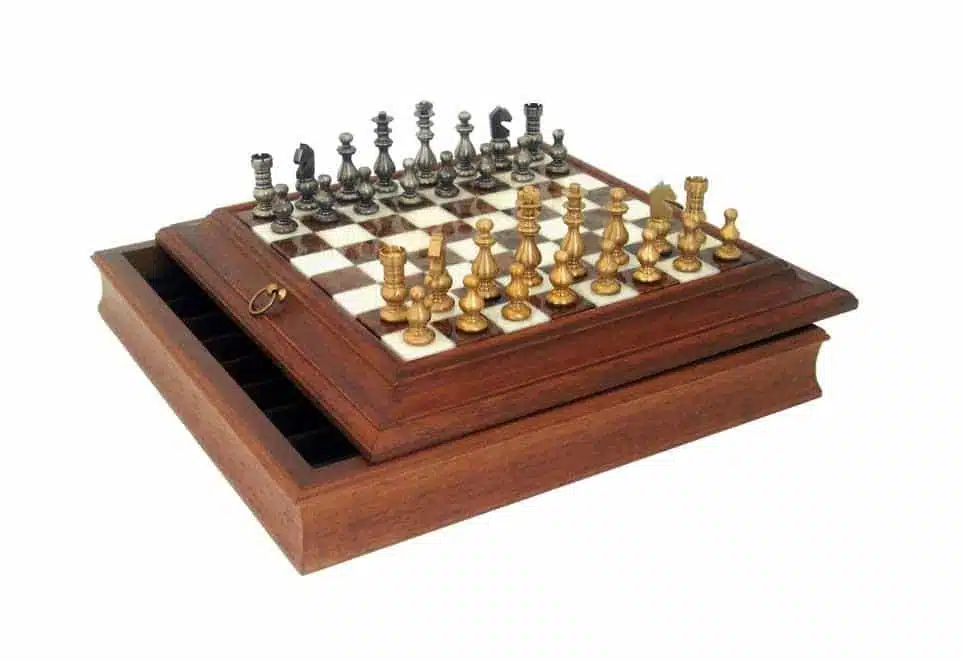 Ensemble Style Français Echiquier en Bois Massif et Plateau en Albâtre avec Compartiment de Rangement & Jeu d'Echecs en Laiton Massif