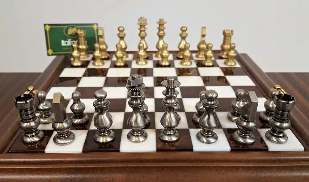 Ensemble Style Français Echiquier en Bois Massif et Plateau en Albâtre avec Compartiment de Rangement & Jeu d'Echecs en Laiton Massif – Image 4