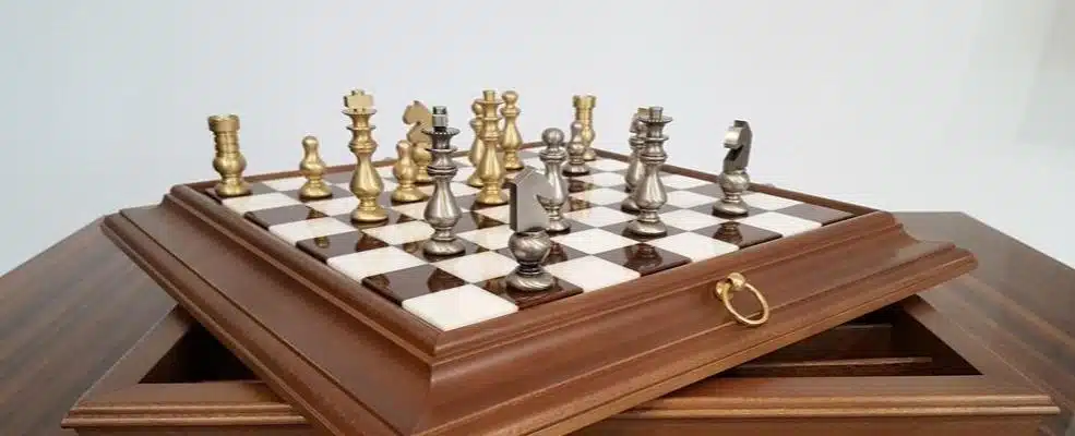 Ensemble Style Français Echiquier en Bois Massif et Plateau en Albâtre avec Compartiment de Rangement & Jeu d'Echecs en Laiton Massif – Image 3
