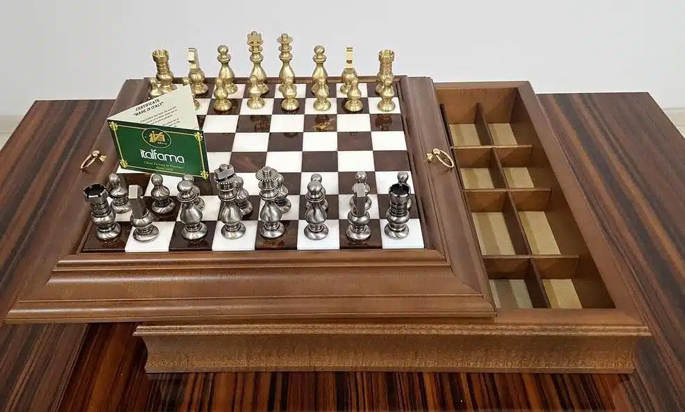 Ensemble Style Français Echiquier en Bois Massif et Plateau en Albâtre avec Compartiment de Rangement & Jeu d'Echecs en Laiton Massif – Image 2