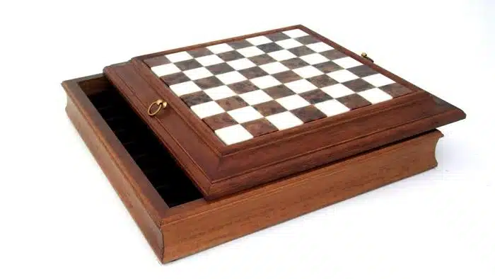 Ensemble Style Français Echiquier en Bois Massif et Plateau en Albâtre avec Compartiment de Rangement & Jeu d'Echecs en Laiton Massif – Image 7
