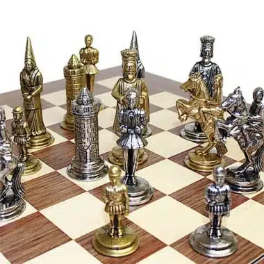 Alternative view of Ensemble Camelot Roi Arthur I Echiquier en Bois de Rose & Jeu d'Echecs en Métal Massif