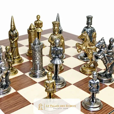 Pièces d'échecs Camelot Roi Arthur I disposées sur l'échiquier en bois de rose