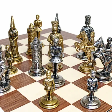 Pièces d'échecs Camelot Roi Arthur I disposées sur l'échiquier en bois de rose